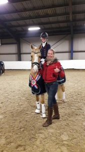 Nienke Wulff met Yellow Boy-kampioen Z1 dressuur